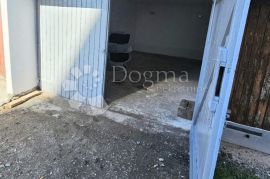 Adaptirana Garaža s Kanalom, Pula, Garage