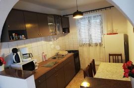 VODICE, ŠIBENIK apartmanska kuća sa velikom okućnicom, Vodice, Casa