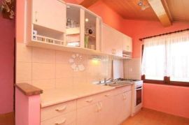 VODICE, ŠIBENIK apartmanska kuća sa velikom okućnicom, Vodice, Casa