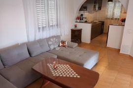 VODICE, ŠIBENIK apartmanska kuća sa velikom okućnicom, Vodice, Casa