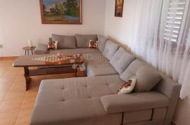 VODICE, ŠIBENIK apartmanska kuća sa velikom okućnicom, Vodice, Casa