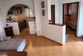 VODICE, ŠIBENIK apartmanska kuća sa velikom okućnicom, Vodice, Casa