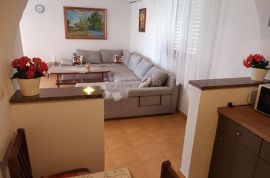 VODICE, ŠIBENIK apartmanska kuća sa velikom okućnicom, Vodice, Casa