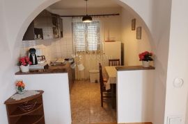 VODICE, ŠIBENIK apartmanska kuća sa velikom okućnicom, Vodice, Casa