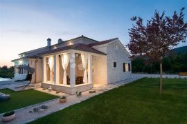 DUBRAVA KOD ŠIBENIKA - PREKRASNA VILLA SA BAZENOM, 282 m2, Šibenik - Okolica, Σπίτι