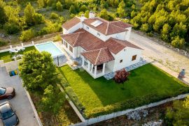 DUBRAVA KOD ŠIBENIKA - PREKRASNA VILLA SA BAZENOM, 282 m2, Šibenik - Okolica, Famiglia