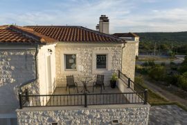 DUBRAVA KOD ŠIBENIKA - PREKRASNA VILLA SA BAZENOM, 282 m2, Šibenik - Okolica, Σπίτι