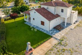 DUBRAVA KOD ŠIBENIKA - PREKRASNA VILLA SA BAZENOM, 282 m2, Šibenik - Okolica, Σπίτι