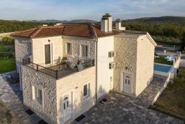 DUBRAVA KOD ŠIBENIKA - PREKRASNA VILLA SA BAZENOM, 282 m2, Šibenik - Okolica, Σπίτι