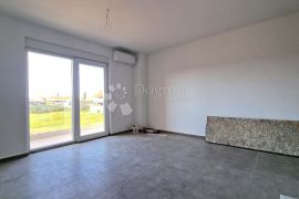 Prostran stan s garažom i 2 balkona na lijepoj lokaciji!, Pula, Appartment