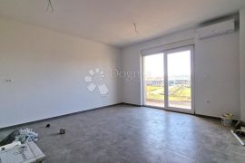 Prostran stan s garažom i 2 balkona na lijepoj lokaciji!, Pula, Flat