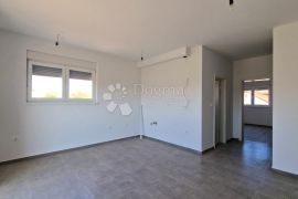 Prostran stan s garažom i 2 balkona na lijepoj lokaciji!, Pula, Flat