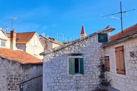 KUĆA U STROGOM CENTRU GRADA TROGIRA, Trogir, Casa