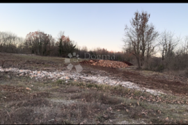 Industrijsko zemljište na glavnoj prometnici, Brtonigla, Terrain