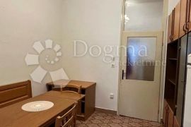 Svijetli Stan s Novom Fasadom -  74m2, Pula, Apartamento