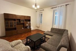 Svijetli Stan s Novom Fasadom -  74m2, Pula, Apartamento