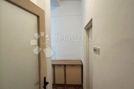 Svijetli Stan s Novom Fasadom -  74m2, Pula, Apartamento