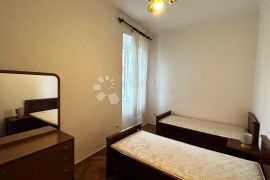 Svijetli Stan s Novom Fasadom -  74m2, Pula, Apartamento