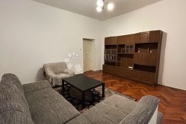 Svijetli Stan s Novom Fasadom -  74m2, Pula, Apartamento