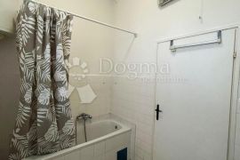 Svijetli Stan s Novom Fasadom -  74m2, Pula, Apartamento