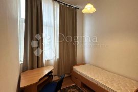 Svijetli Stan s Novom Fasadom -  74m2, Pula, Apartamento