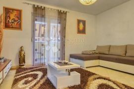 ELEGANTAN STAN U CENTRU S GARAŽOM, Pula, Appartement