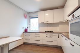 PRODAJA STANA, 6-SOBNI+PARKING+SPREMIŠTE, 132.5 m2, ODRA, Zagreb, Appartment