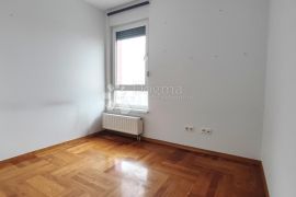 PRODAJA STANA, 6-SOBNI+PARKING+SPREMIŠTE, 132.5 m2, ODRA, Zagreb, Appartment