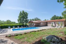 Prekrasna Villa sa prostranom okućnicom 9400 m², Labin, Famiglia