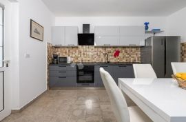 Prekrasna Villa sa prostranom okućnicom 9400 m², Labin, Kuća