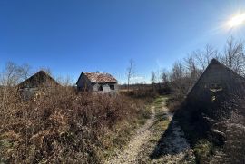 ŽITNIK GRAĐEVINSKO ZEMLJIŠTE 66332 M2 S 3 POSTOJEĆA OBJEKTA, Gospić - Okolica, Arazi