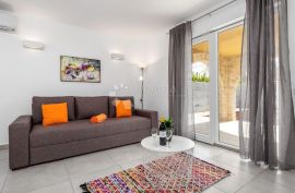 UHODANI BUSINESS S 1 KUĆOM I 6 APARTMANA, Poreč, Σπίτι