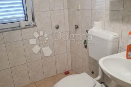 SRIMA, VODICE prekrasna apartmanska kuća, Vodice, Haus