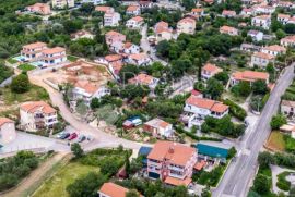 MALINSKA - GRAĐEVINSKO ZEMLJIŠTE S IDEJNIM PROJEKTOM ZA TRI DUPLEX KUĆE I JEDNU SAMOSTOJEĆU, Malinska-Dubašnica, Land