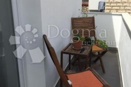 Kuća sa 3 apartmana - 40m od mora!, Posedarje, Kuća