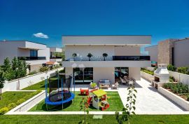 MARINA KOD TROGIRA – LUXUZNE VILLE LUCY ***** VILLA CHERRY, Marina, Дом