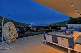 MARINA KOD TROGIRA – LUXUZNE VILLE LUCY ***** VILLA PLUM, Marina, Casa