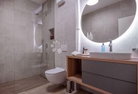 MARINA KOD TROGIRA – LUXUZNE VILLE LUCY ***** VILLA PLUM, Marina, Casa