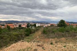 GRAĐEVINSKO ZEMLJIŠTE S POGLEDOM NA MORE, VODICE, Vodice, Земля