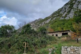 U Omiškom zaleđu Roh-Bau kuća i zemljište, Omiš, Σπίτι