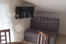 Apartmanska kuća s bazenom, Trogir, بيت