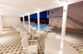 Apartmanska kuća s bazenom, Trogir, بيت