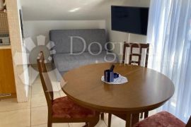 Apartmanska kuća s bazenom, Trogir, بيت