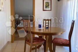 Apartmanska kuća s bazenom, Trogir, بيت