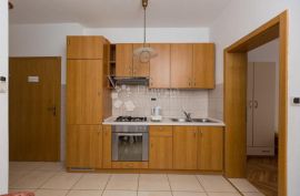 Apartmanska kuća s bazenom, Trogir, بيت