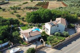 Vila sa bazenom u zaleđu Poreča, Kaštelir-Labinci, House