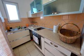 APARTMAN U PRIZEMLJU S OKUĆNICOM U BLIZINI PLAŽE, Malinska-Dubašnica, Flat