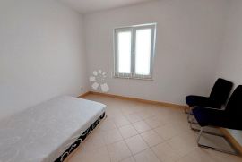 APARTMAN U PRIZEMLJU S OKUĆNICOM U BLIZINI PLAŽE, Malinska-Dubašnica, شقة