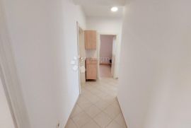 APARTMAN U PRIZEMLJU S OKUĆNICOM U BLIZINI PLAŽE, Malinska-Dubašnica, Flat