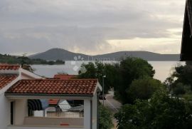 VODICE, lijepo uređen stan sa pogledom na more, Vodice, شقة